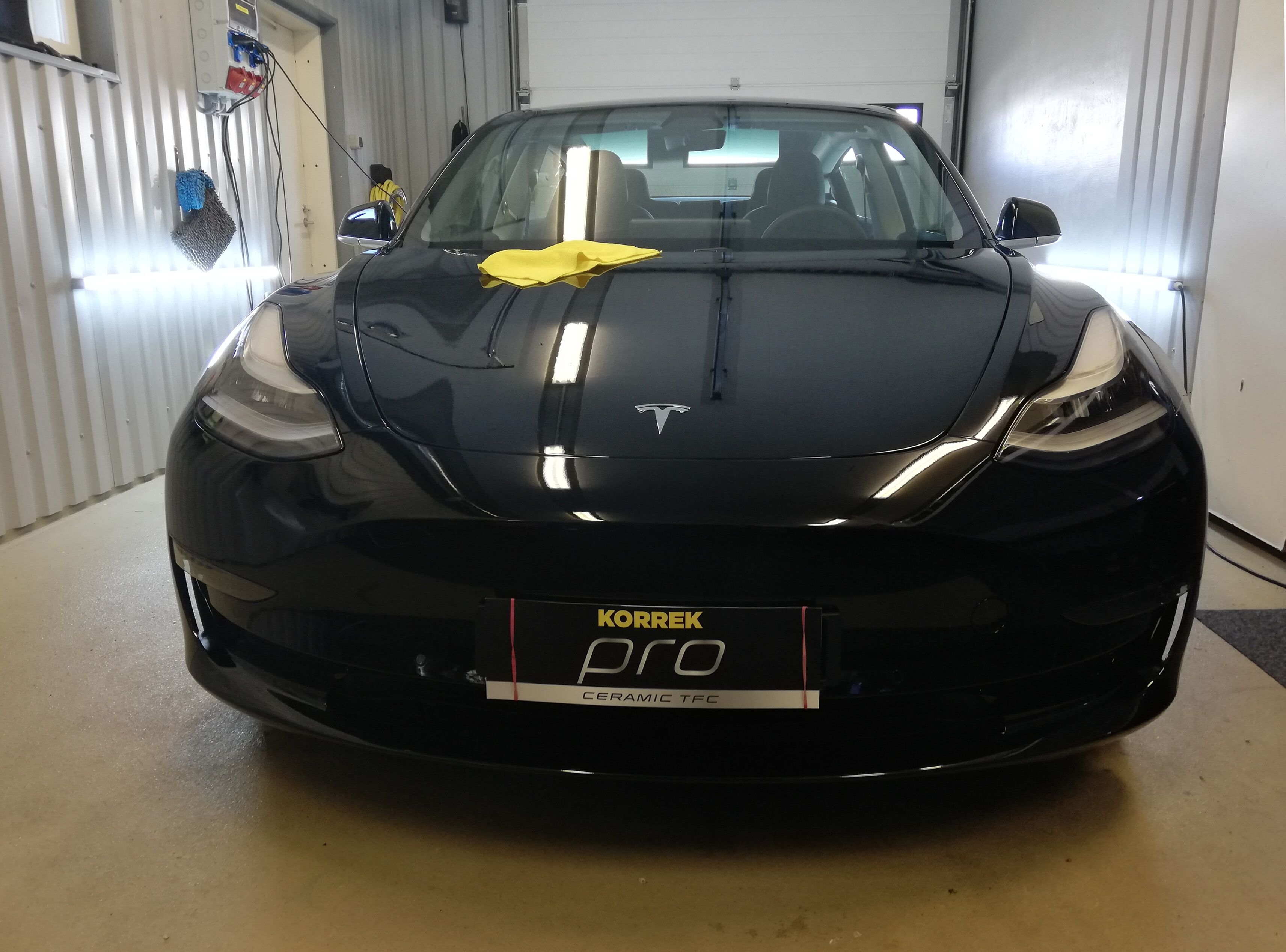 Tesla sisustan kemiallinen pesu – tahrat pois ja verhoilu raikastuu