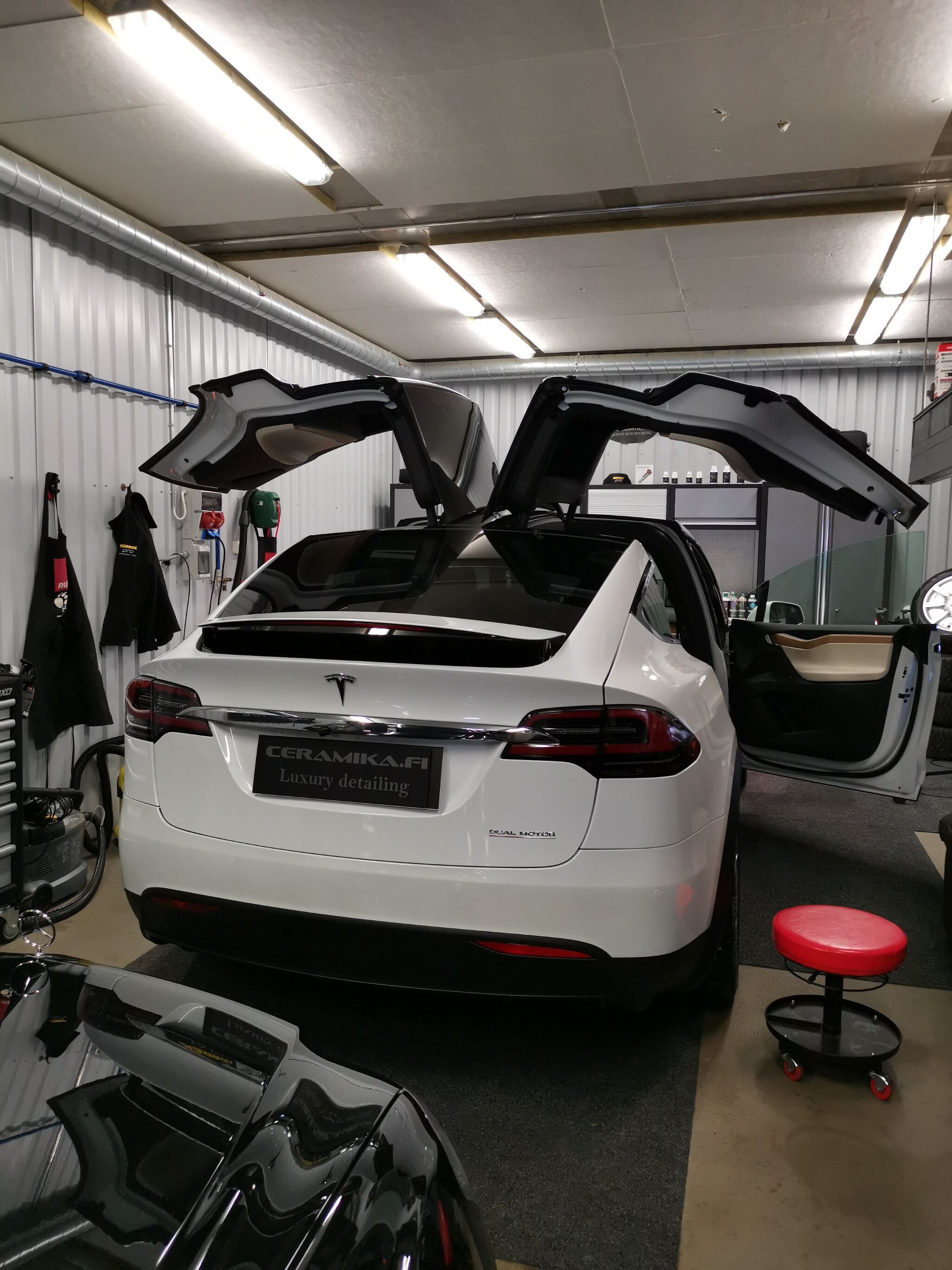 Tesla Model X sisäpuhdistus – puhtaat lattiat, matot ja kojelauta