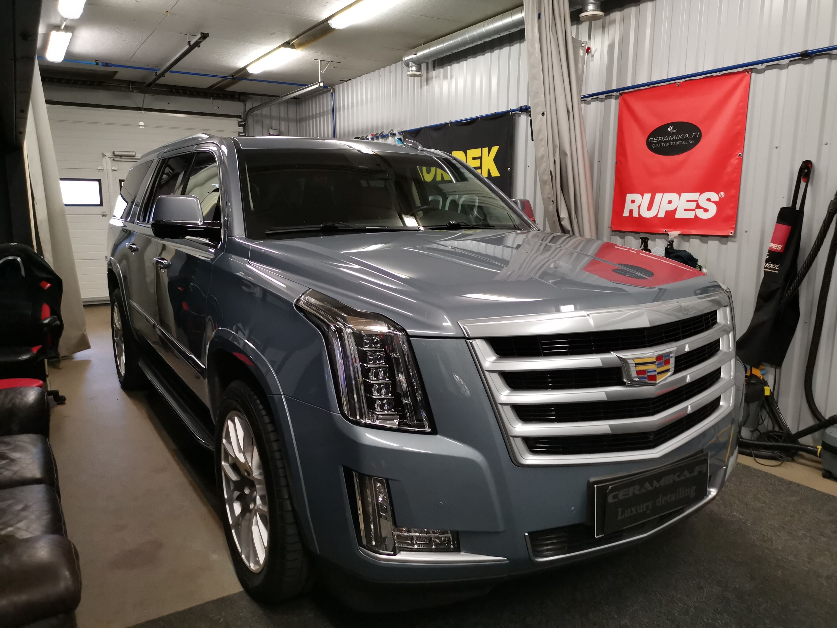 Cadillac maalipinnan kiillotus – myllytys ja naarmujen poisto Espoossa