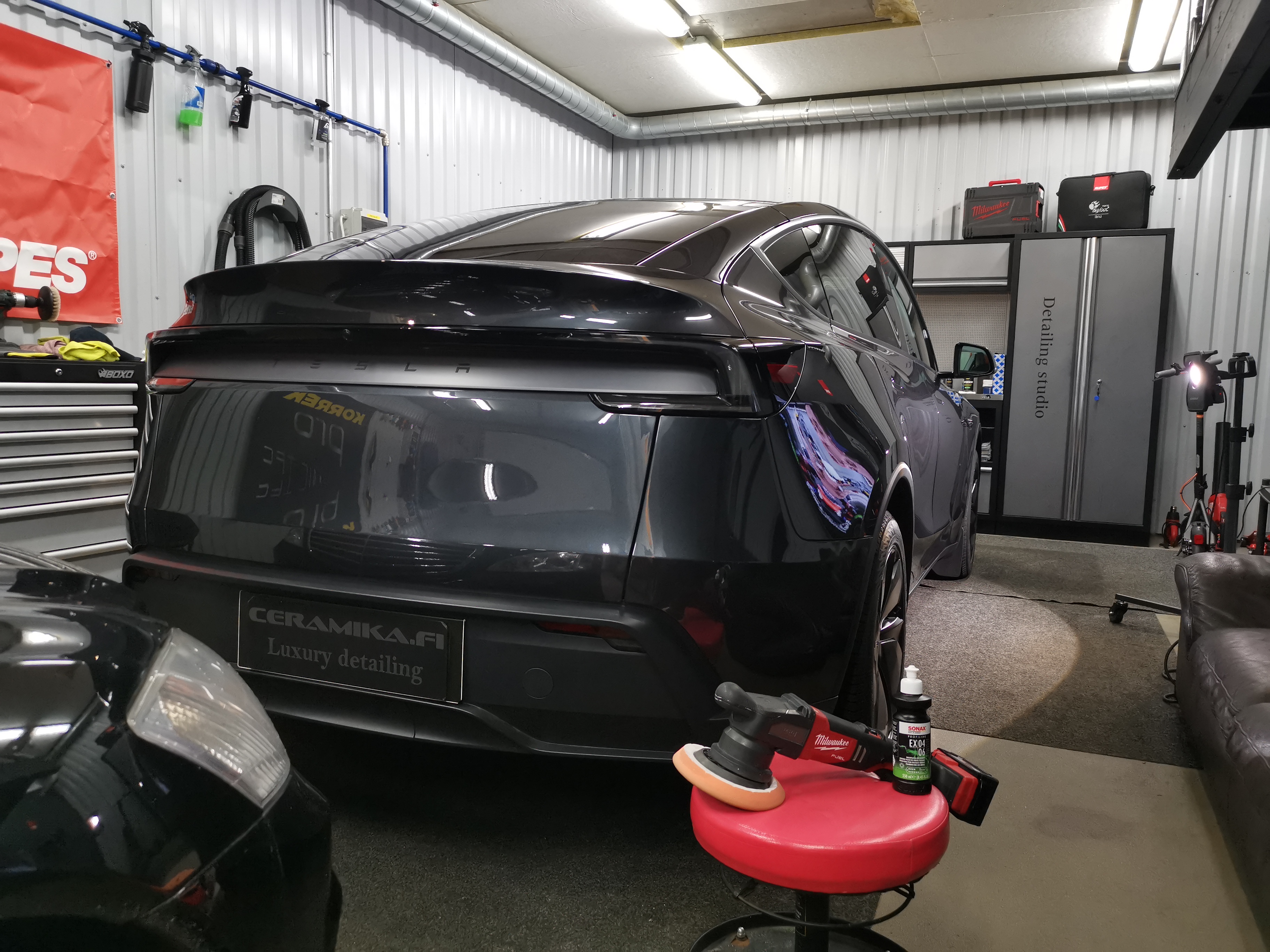 Lamborghini keraaminen pinnoitus – ammattimainen maalipinnan suojaus ja kiillotus Espoossa