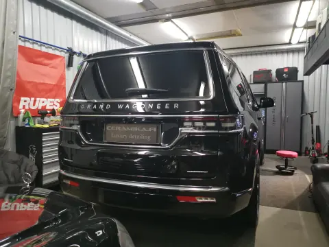 Musta Jeep Grand Wagoneer takaviistosta Ceramikan hallissa