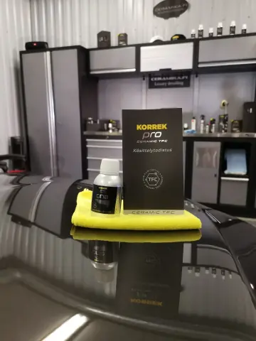 Korrek Pro -pinnoitepullo, pakkaus ja levityssieni auton maalipinnalla
