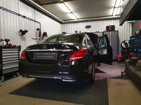 Tumma Mercedes-Benz takaviistosta Ceramikan hallissa