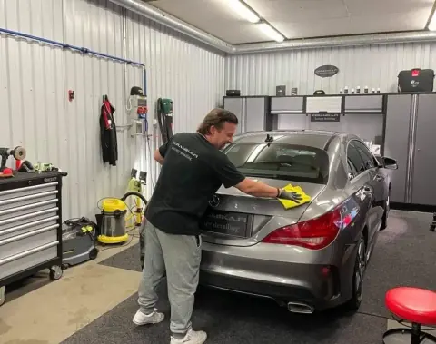 Mika pyyhkii Mercedes-Benzin takaluukkua mikrokuituliinalla