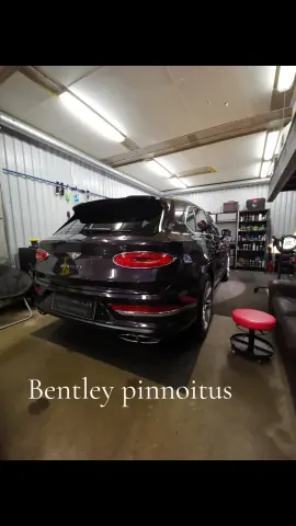 Musta Bentley takaa Ceramikan hallissa