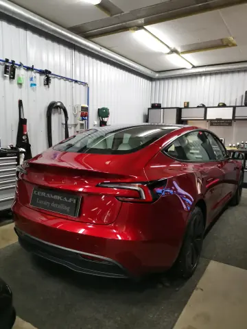 Punainen Tesla takaviistosta Ceramikan hallissa