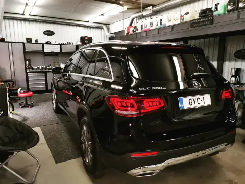 Musta Mercedes-Benz GLC takaviistosta