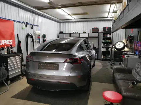 Harmaa Tesla takaviistosta Ceramikan hallissa