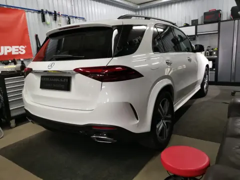 Valkoinen Mercedes-Benz katumaasturi takaviistosta