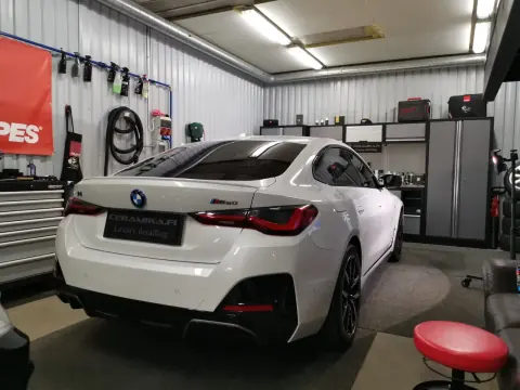 Valkoinen BMW takaviistosta Ceramikan hallissa