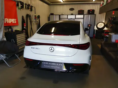 Valkoisen Mercedes-Benz EQE:n takaosa