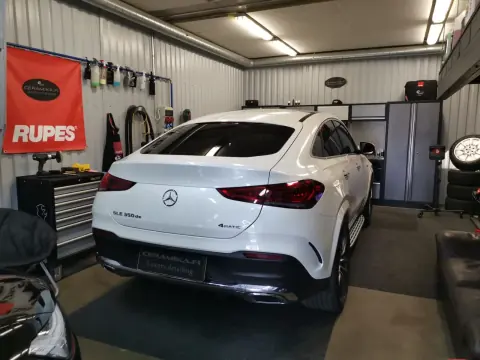 Valkoinen Mercedes-Benz takaviistosta Ceramikan hallissa