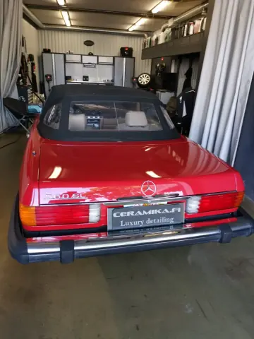 Punainen Mercedes-Benz-avoauto edestä hallissa