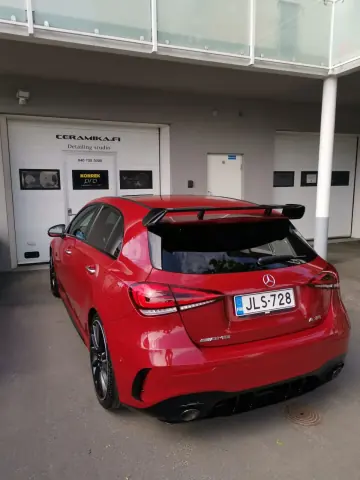 Punainen BMW takaviistosta Ceramikan hallin ulkopuolella