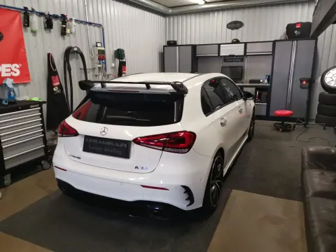 Valkoinen Mercedes-Benz viistoperä takaviistosta