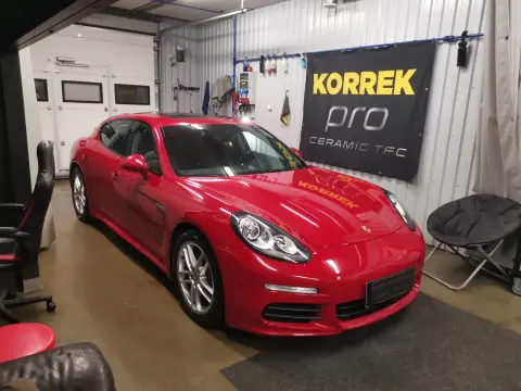 Punainen Porsche edestä ja sivulta Ceramikan hallissa