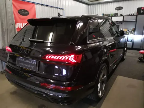 Tumma Audi katumaasturi takaviistosta