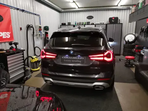Ruskea BMW katumaasturi takaa Ceramikan hallissa