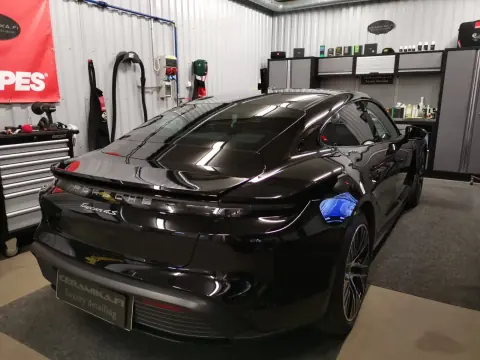 Musta Porsche latauksessa Ceramikan hallissa