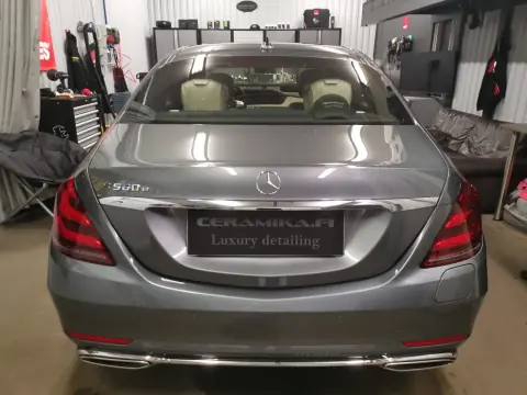 Harmaan Mercedes-Benzin takaosa ja vaalea sisusta