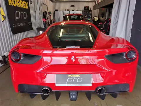 Punaisen Ferrarin takaosa ja lasinen moottoritilan kansi