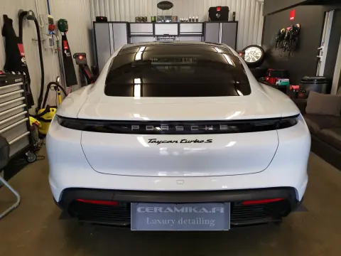 Valkoisen Porsche Taycan Turbo S:n takaosa
