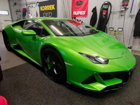 Vihreä Lamborghini edestä ja sivulta Ceramikan hallissa