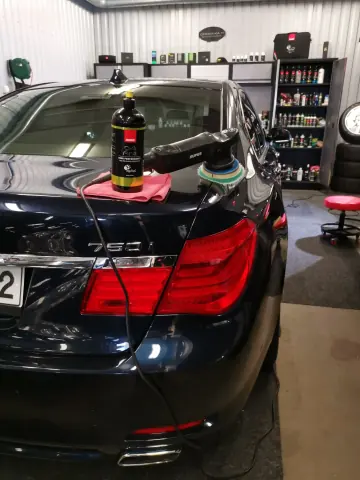 Kiillotuskone ja hoitoaineet mustan BMW:n takaluukulla