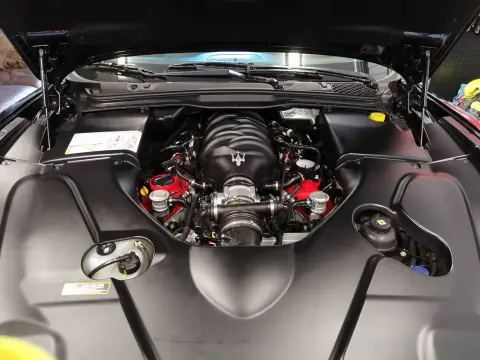 Auton avoin moottoritila ja moottorin yksityiskohdat