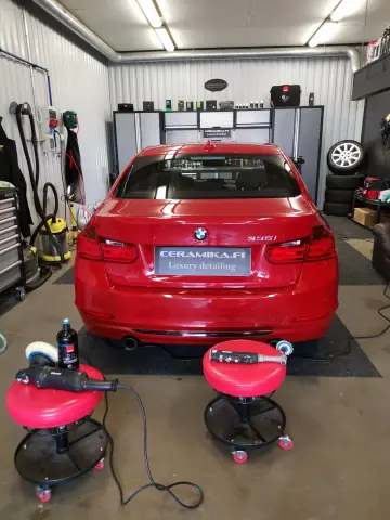 Punainen Audi takaa Ceramikan hallissa