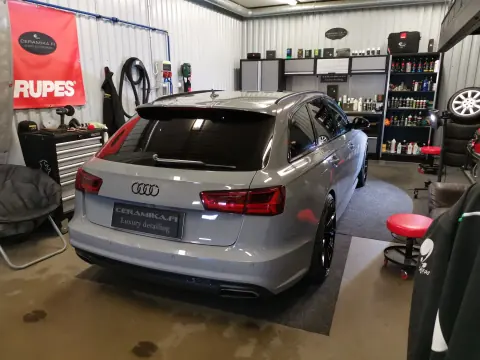 Hopeanvärinen Audi farmari takaviistosta