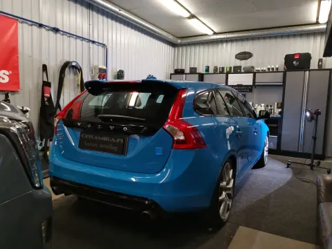 Sininen Volvo farmari takaviistosta