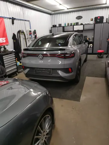 Harmaa Volkswagen takaa Ceramikan hallissa