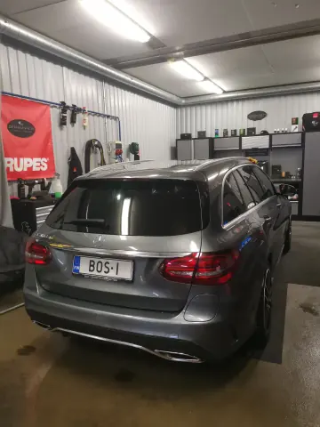 Harmaa farmariauto takaviistosta hallin valaistuksessa