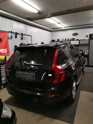 Musta Volvo katumaasturi takaviistosta