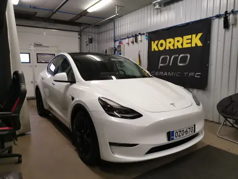 Valkoinen Tesla edestä ja sivulta Ceramikan hallissa