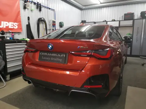 Oranssin BMW:n takaosa hallin valaistuksessa