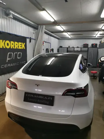 Valkoinen Tesla takaviistosta Ceramikan hallissa