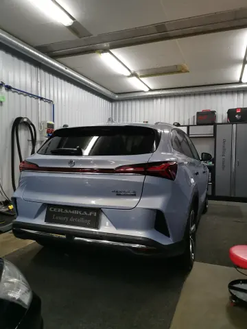 Vaaleansininen auto takaa Ceramikan hallissa