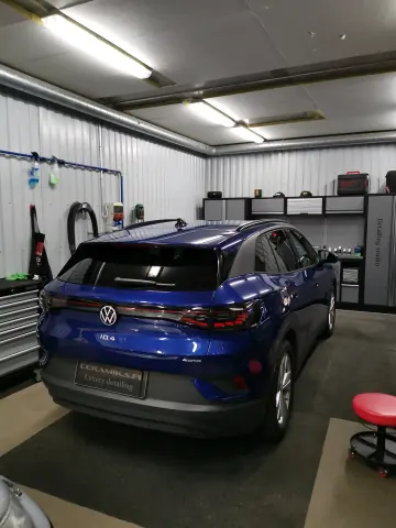 Sininen Volkswagen katumaasturi takaviistosta