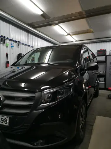Musta Mercedes-Benz tila-auto edestä