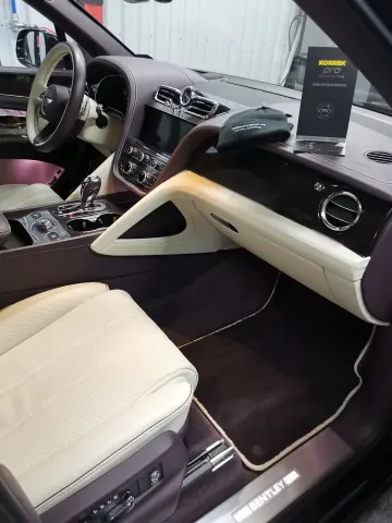Mercedes-Benzin vaalea nahkasisusta ja kojelauta