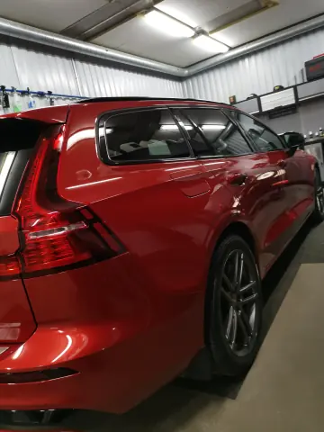 Punainen Volvo farmari takaviistosta