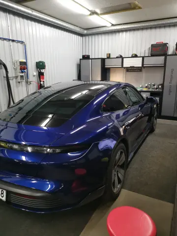 Sininen Volkswagen edestä ja sivulta Ceramikan hallissa