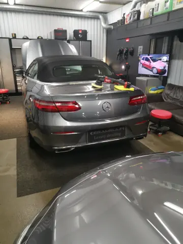 Harmaa Mercedes-Benz takaa, konepelti avattuna