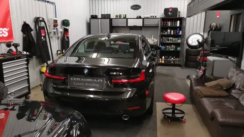 Musta BMW takaviistosta Ceramikan hallissa
