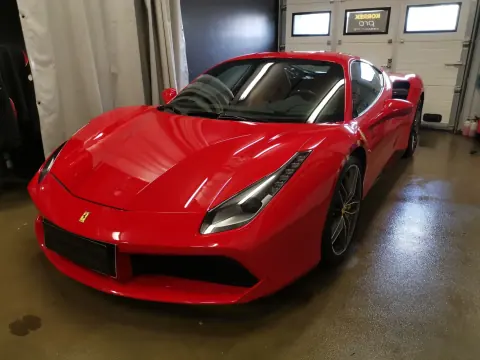 Punainen Ferrari edestä ja sivulta Ceramikan hallissa