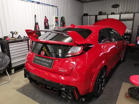 Punainen Honda Civic takaviistosta, konepelti avoinna