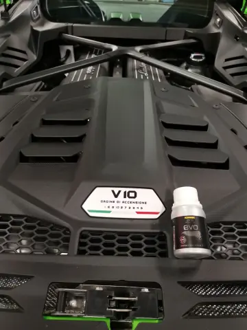 Lamborghinin moottoritila, vieressä hoitoainepullo