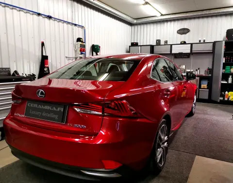 Punainen Lexus takaviistosta Ceramikan hallissa